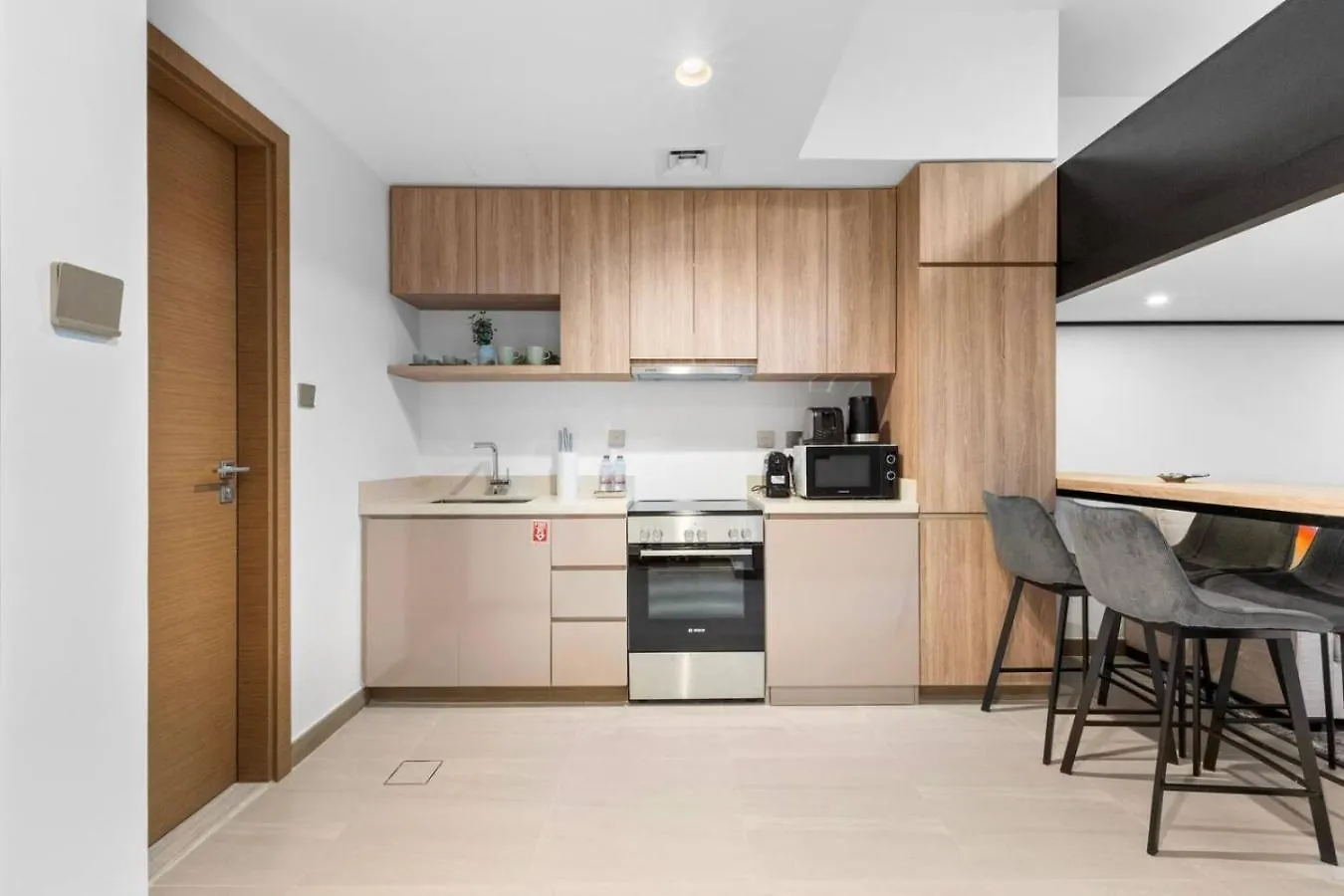 Miami Vibes | Canal View | Fully Furnished Studio Dubai 0*,  Emirados Árabes Unidos
